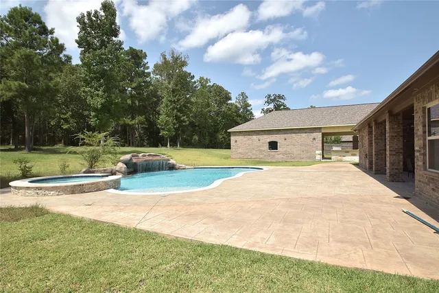 $669,000 | 320 Dahlia Road, Huntsville, TX 77320