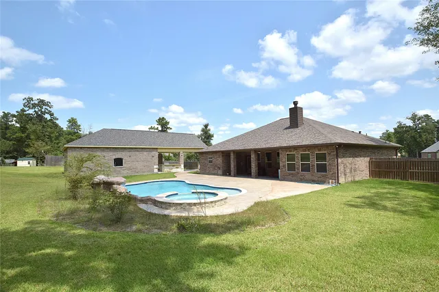 $669,000 | 320 Dahlia Road, Huntsville, TX 77320