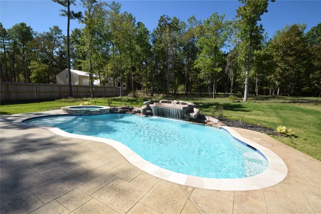 $669,000 | 320 Dahlia Road, Huntsville, TX 77320