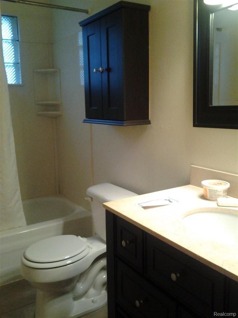 718 Cardinal Court Howell, MI 48843 - Photo 8 of 9 Main Bathroom