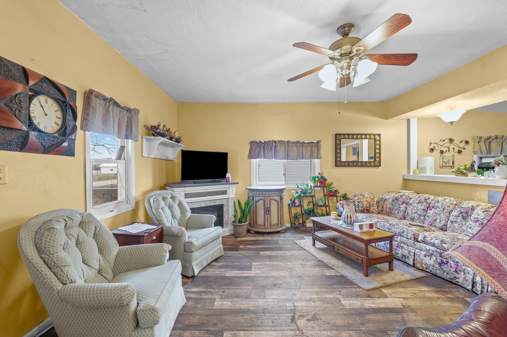 220 Western Avenue De Land, IL 61839 - Photo 4 of 24 a living room with furniture and a flat screen tv