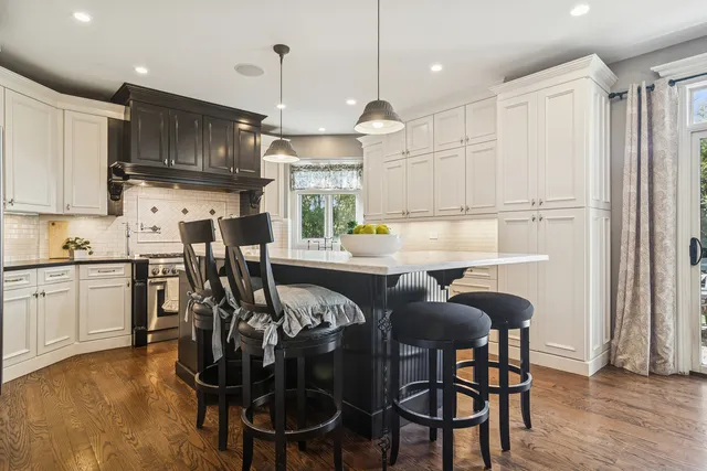 $1,395,000 | 165 Haverton Way, North Barrington, IL 60010