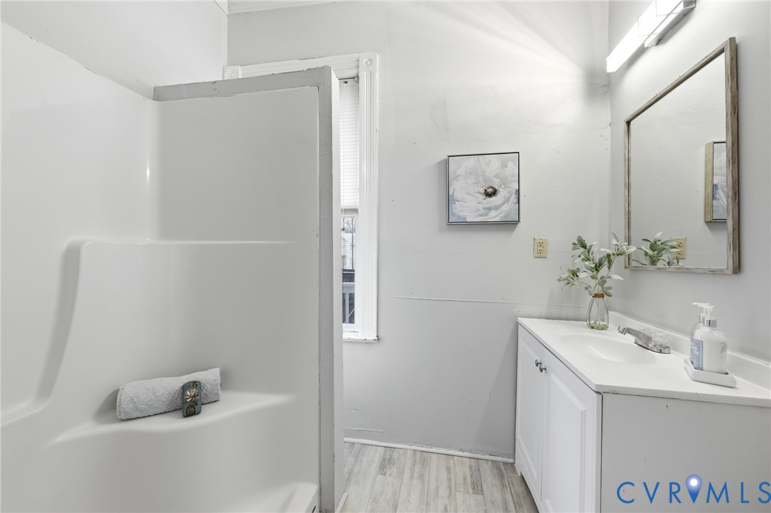 1022 South Main Street Blackstone, VA 23824 - Photo 20 of 35 a bathroom with a bathtub sink and mirror