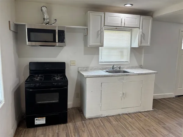 $2,000 | 6709 Kassarine Pass, Houston, TX 77033