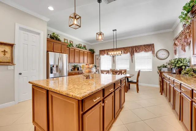a view of entryway with livingroom