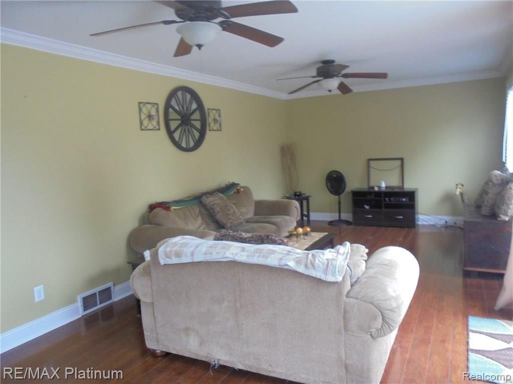 716 North Road Fenton, MI 48430 - Photo 5 of 17 DSC02165.JPG
