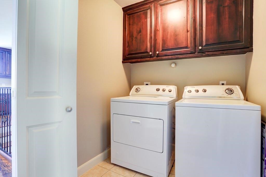 923 Birdsall Street Houston, TX 77007 - Photo 14 of 21 a utility room with dryer and washer
