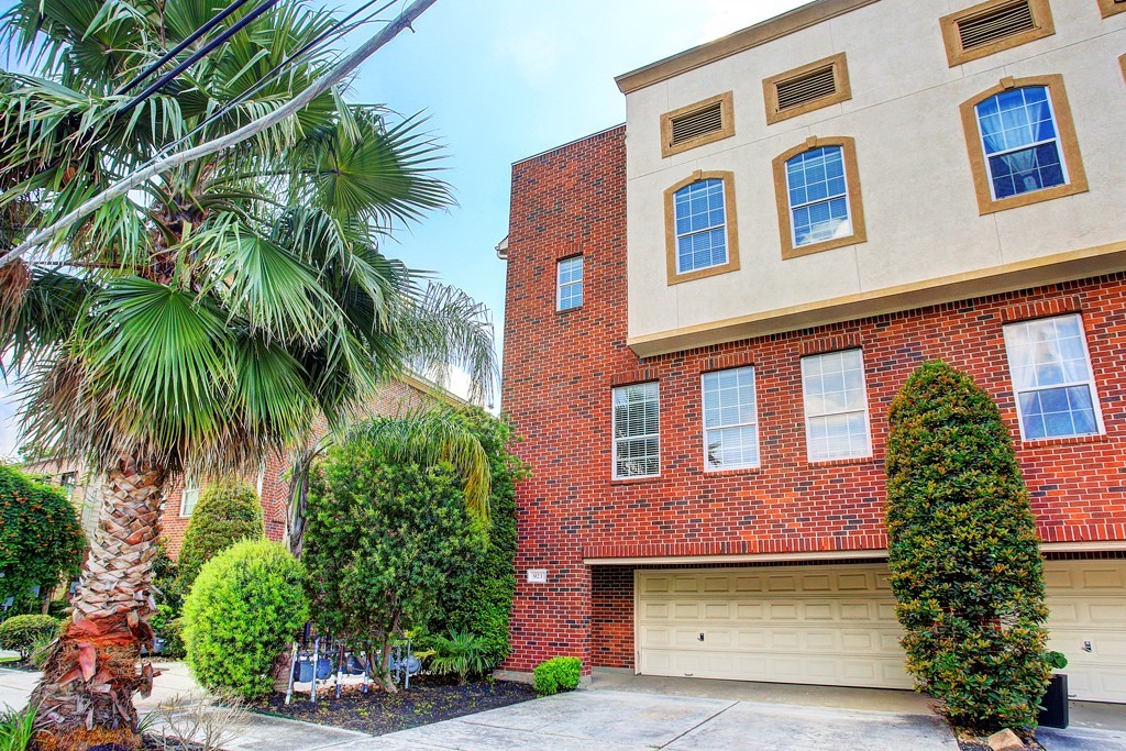 923 Birdsall Street Houston, TX 77007 - Photo 2 of 21 a front view of a multi story residential apartment building
