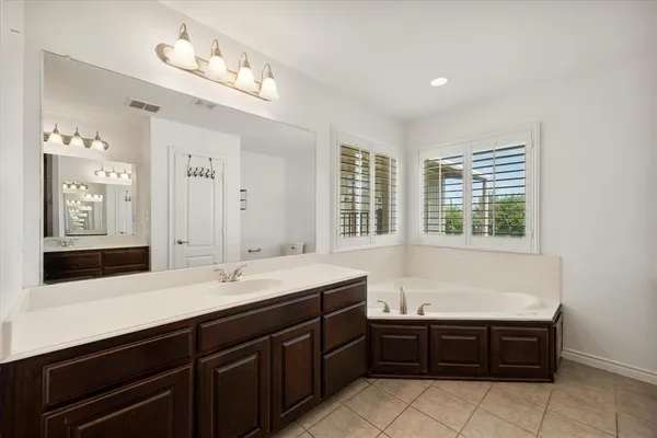 $669,000 | 528 Hubbard Circle, Nevada, TX 75173