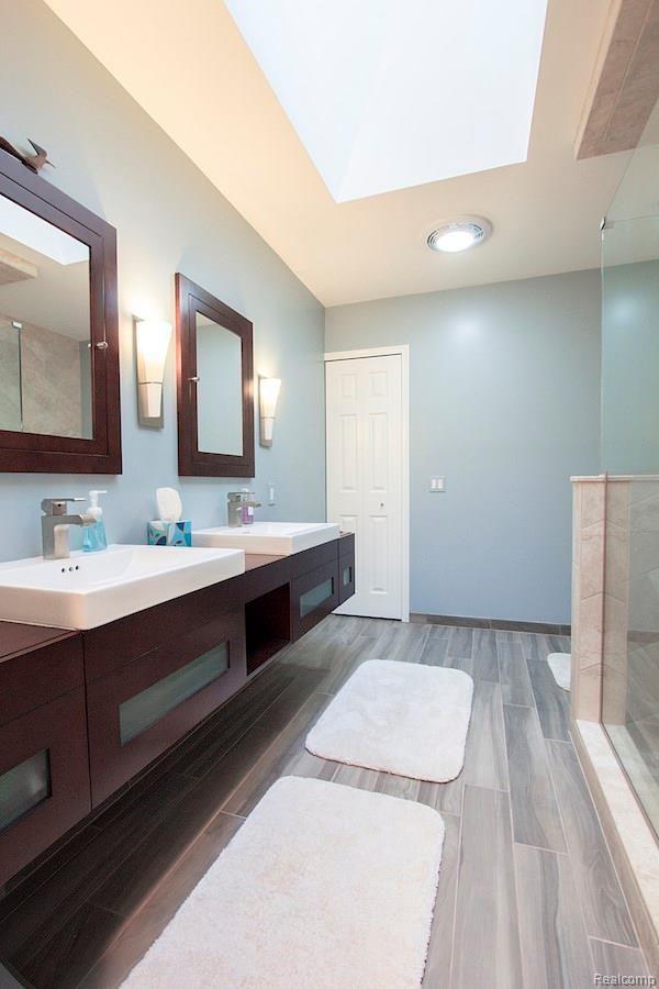 33705 Quaker Valley Road Farmington, MI 48331 - Photo 9 of 27 Master bath