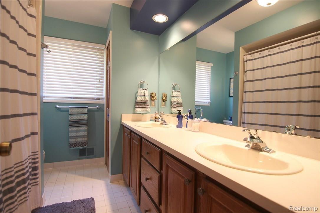 2506 Ulster Road Rochester, MI 48309 - Photo 31 of 34 Ulster Rd Upper Full Bath.jpg
