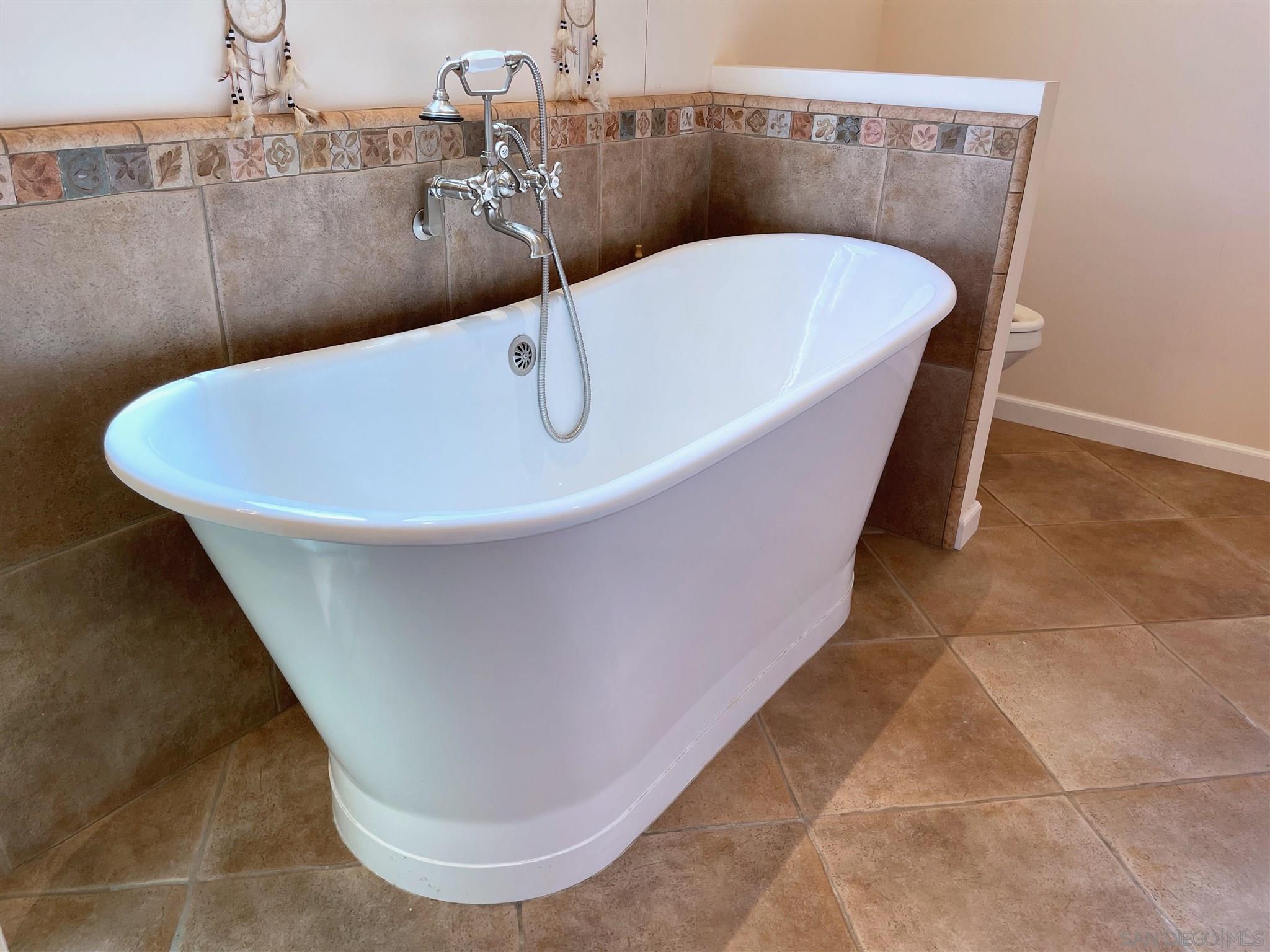 950 Cabrillo Avenue Coronado, CA 92118 - Photo 18 of 31 a view of a bathtub in bathroom