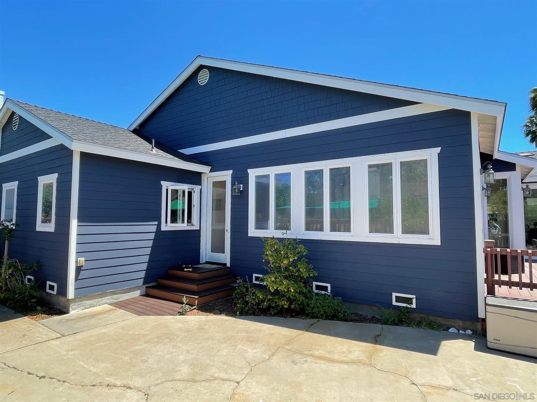 950 Cabrillo Avenue Coronado, CA 92118 - Photo 27 of 31 a front view of a house with a yard