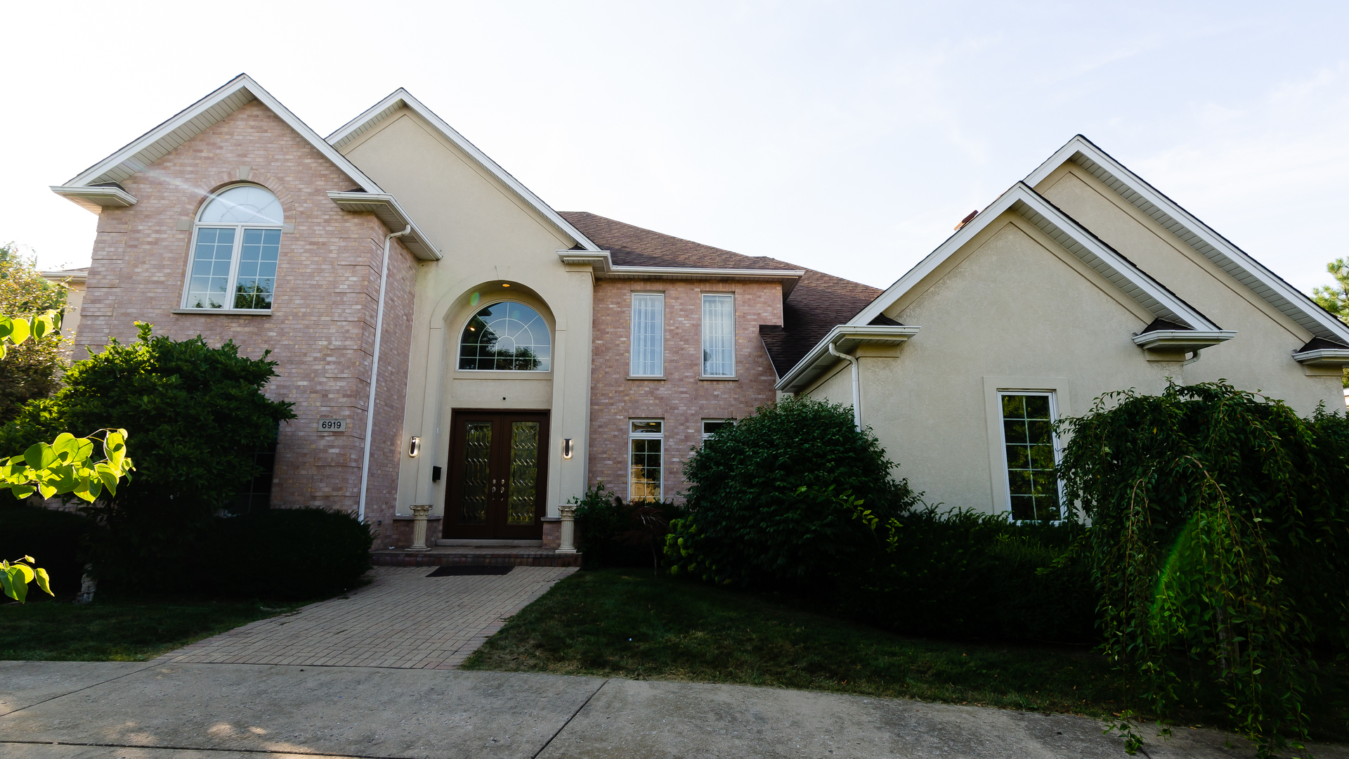 6919 Fieldstone Drive Burr Ridge, IL 60527 - Photo 1 of 58 a front view of a house with a garden