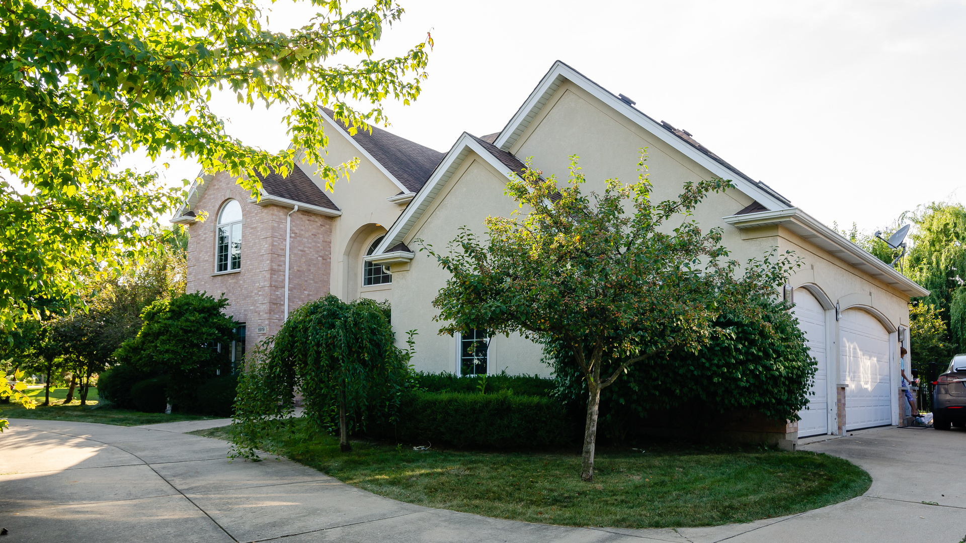 6919 Fieldstone Drive Burr Ridge, IL 60527 - Photo 2 of 58 a front view of a house with garden