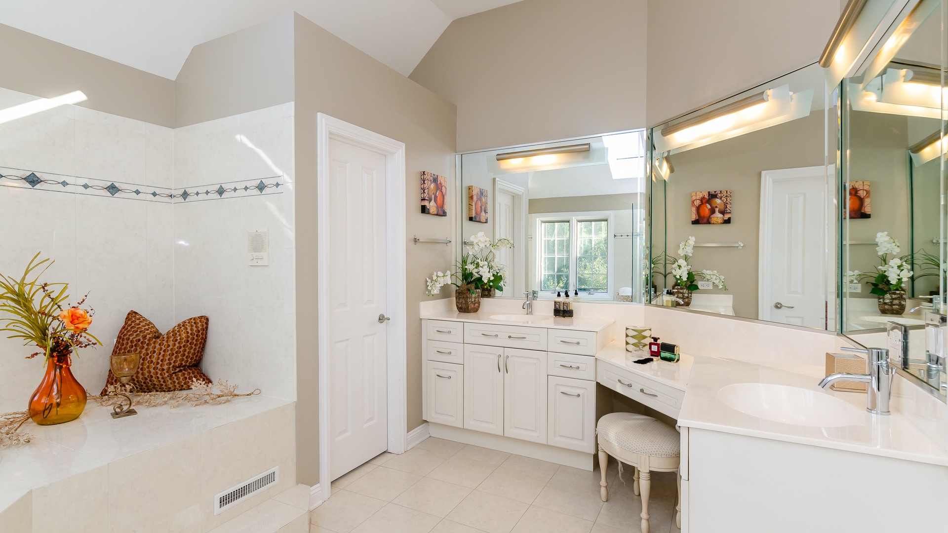 6919 Fieldstone Drive Burr Ridge, IL 60527 - Photo 33 of 58 a spacious bathroom with a sink mirror and a bath tub