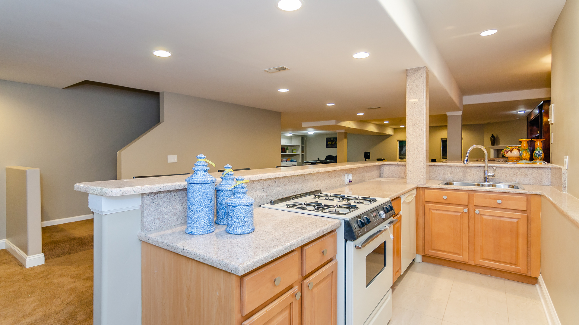 6919 Fieldstone Drive Burr Ridge, IL 60527 - Photo 40 of 58 a kitchen that has a lot of cabinets in it
