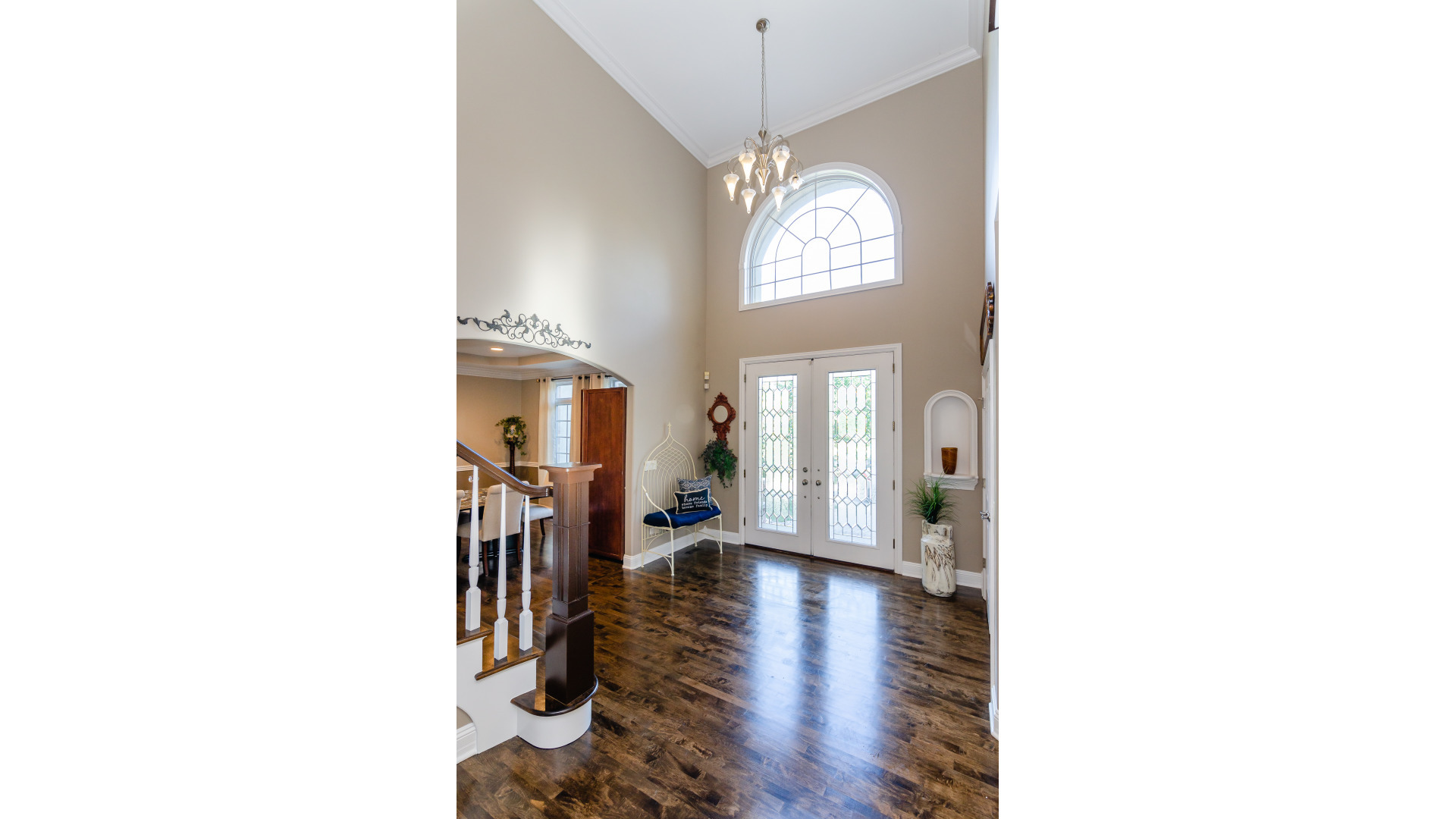 6919 Fieldstone Drive Burr Ridge, IL 60527 - Photo 6 of 58 a view of a livingroom with wooden floor