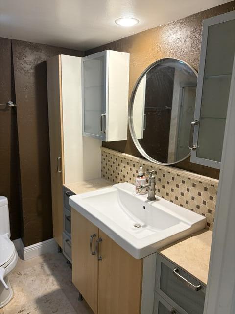 3900 Southeast County Line Road, Unit 24D Tequesta, FL 33469 - Photo 8 of 13 Guest Bath