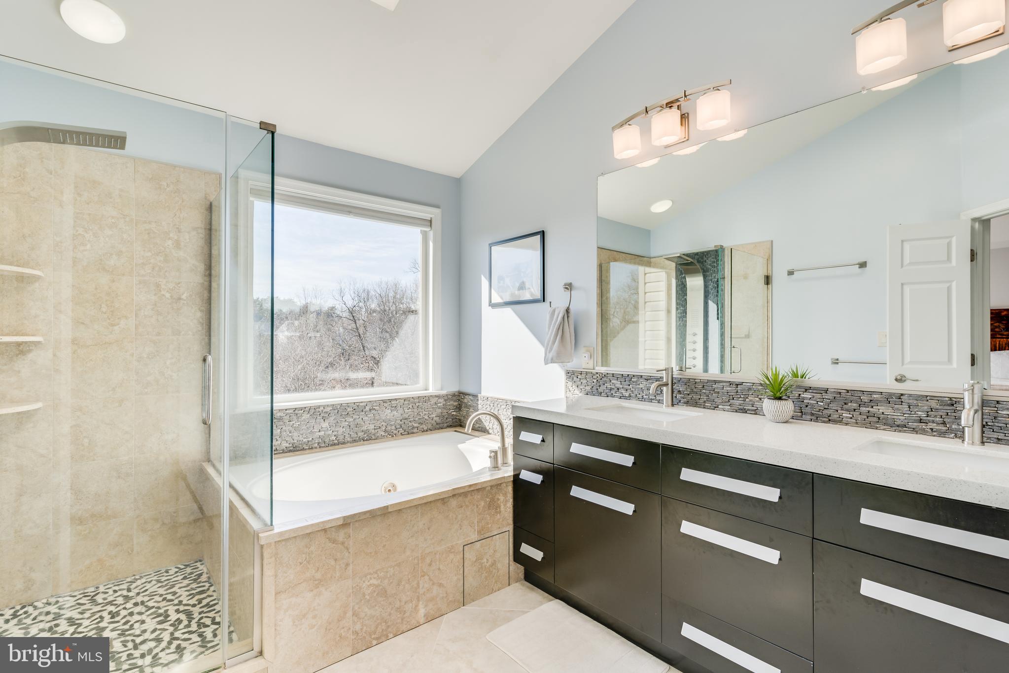 21075 Roaming Shores Terrace Ashburn, VA 20147 - Photo 18 of 43 Primary bathroom