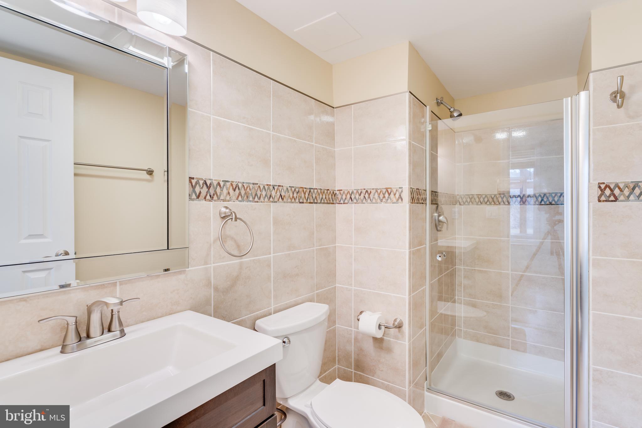 21075 Roaming Shores Terrace Ashburn, VA 20147 - Photo 24 of 43 Third bathroom