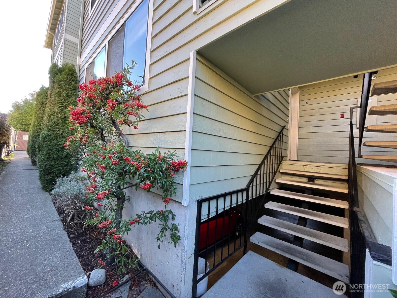 731 North 94th Street, Unit 8 Seattle, WA 98103 - Photo 2 of 40