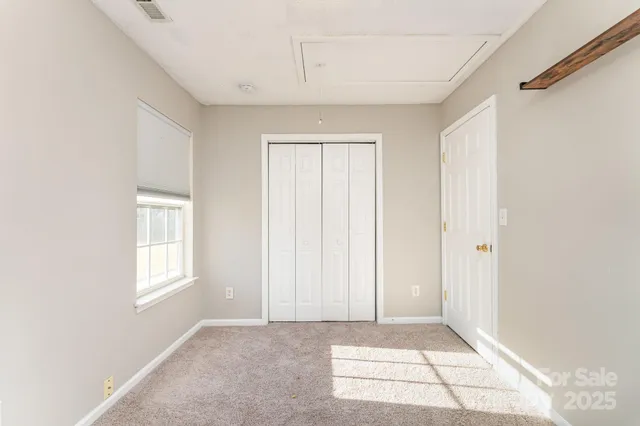 a view of entryway with window