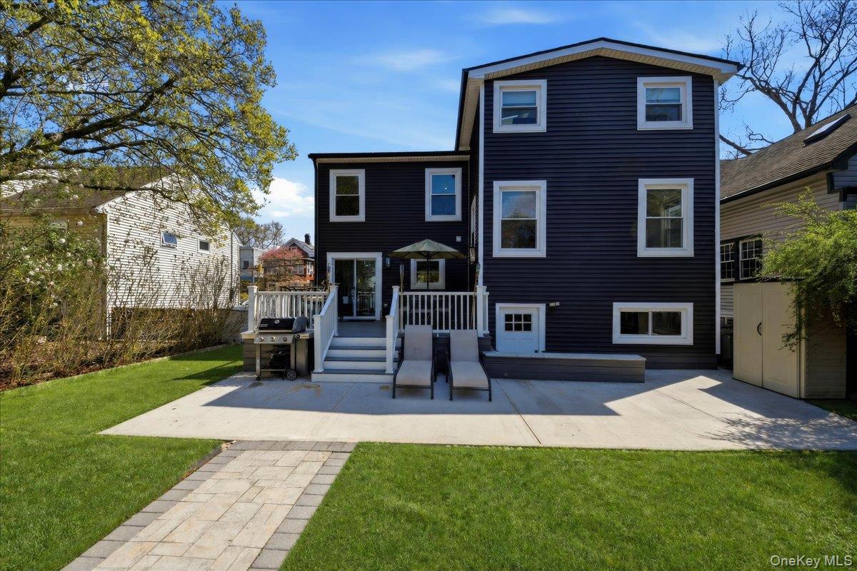 93 Fordham Street Bronx, NY 10464 - Photo 5 of 41 a front view of a house with garden