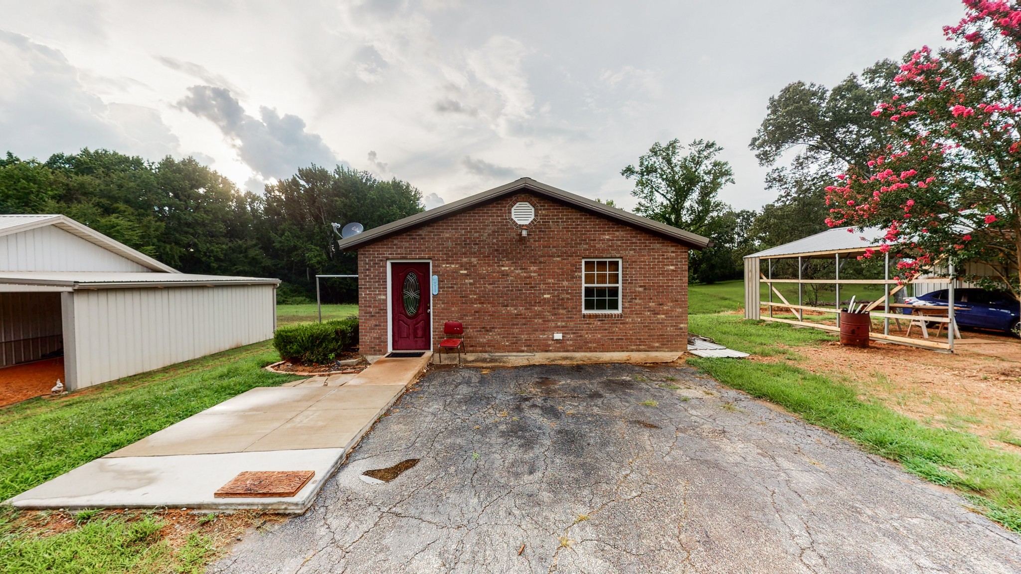 1425 India Road Paris, TN 38242 - Photo 3 of 18 a front view of house with yard and green space