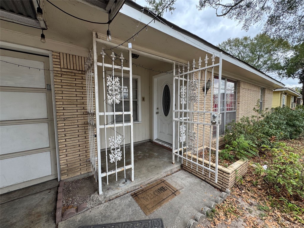 3007 Trenton Road Houston, TX 77093 - Photo 2 of 12 a front view of a house with balcony