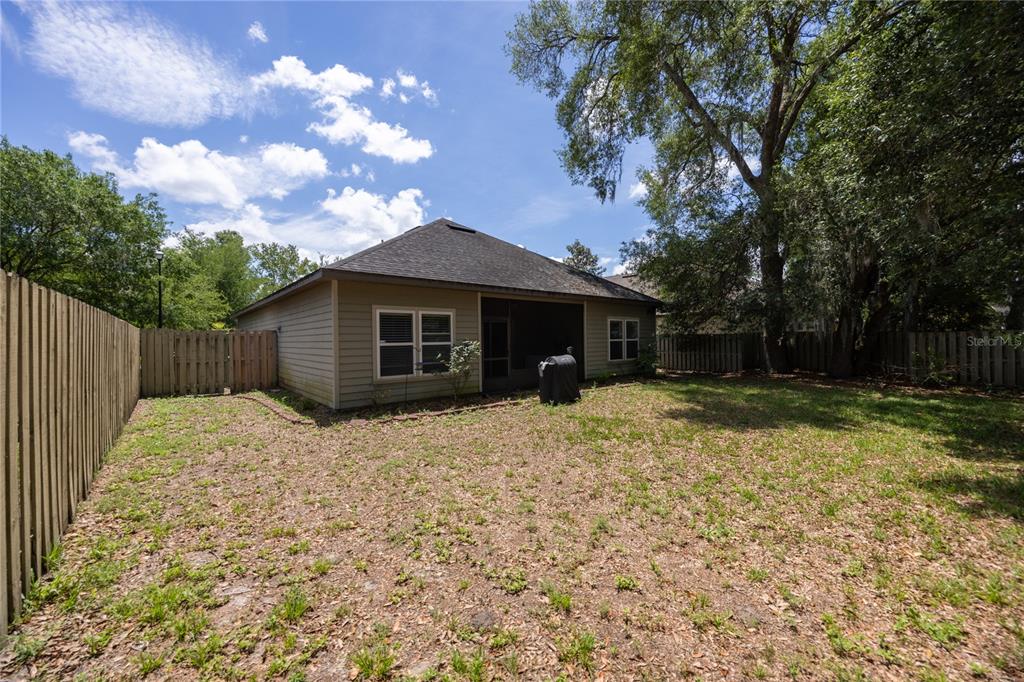 7550 Southwest 81st Way Gainesville, FL 32608 - Photo 28 of 31 a backyard of a house