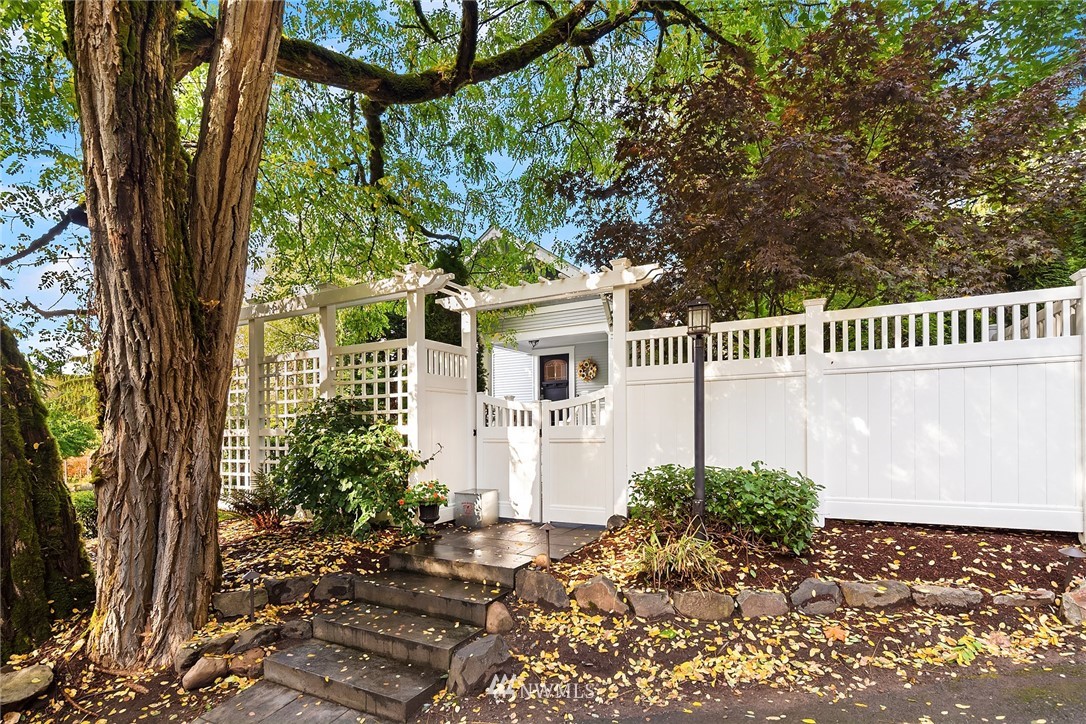 17929 Southeast May Valley Road Renton, WA 98059 - Photo 3 of 38