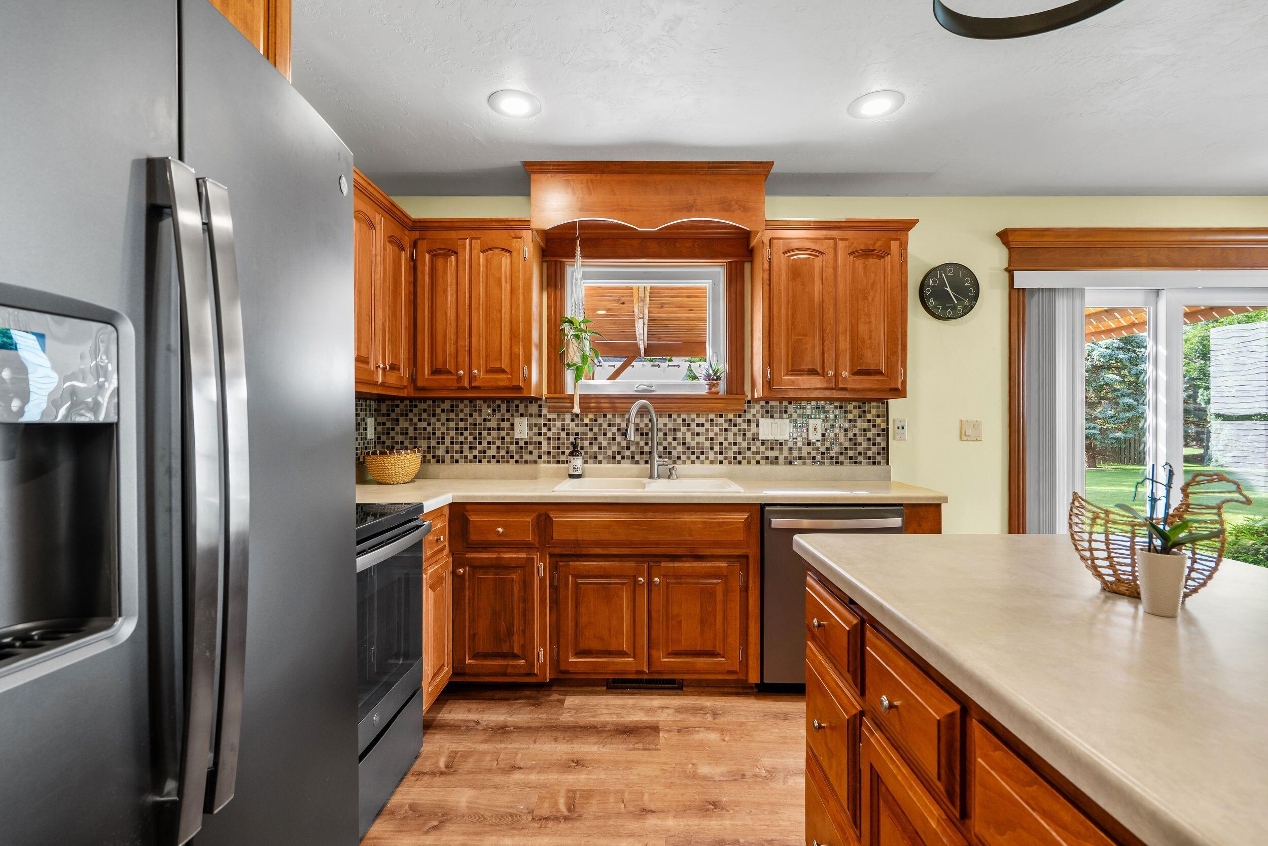 4501 North Stonebridge Court Appleton, WI 54913 - Photo 9 of 47 Kitchen