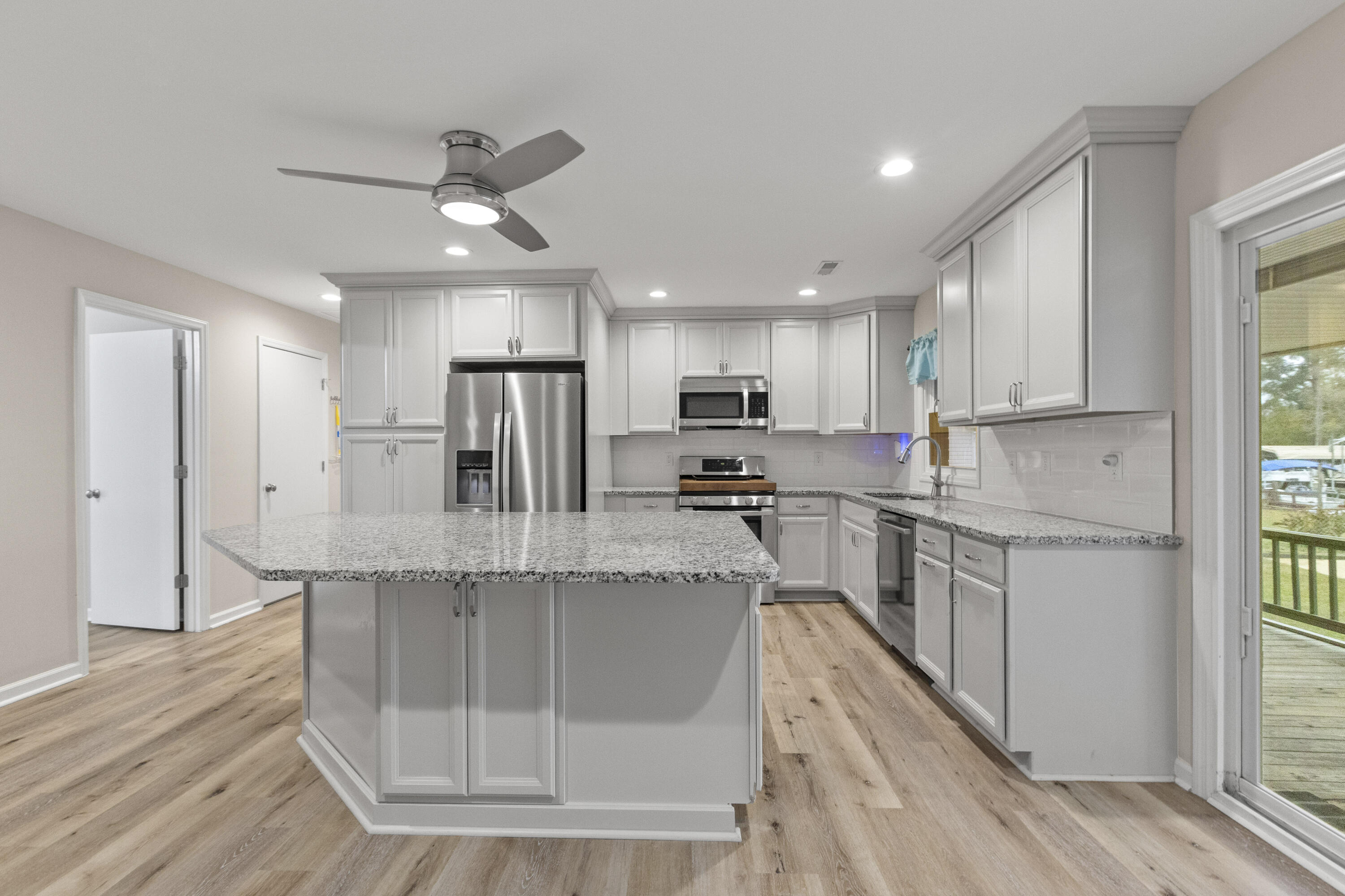 402 Chippendale Lane Bonneau, SC 29431 - Photo 19 of 62 402ChippendaleLn-CasaVerdeMediaLLC15