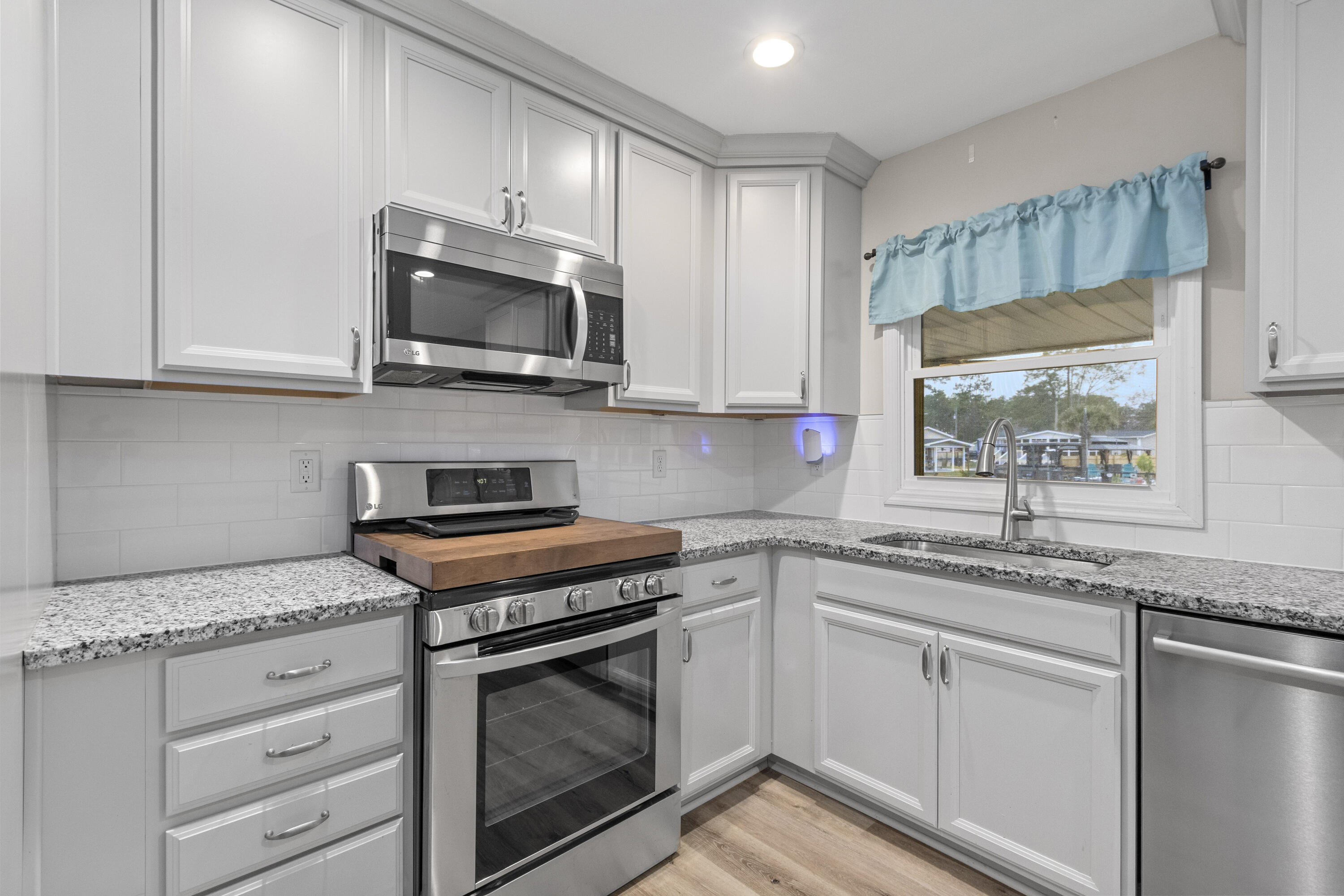 402 Chippendale Lane Bonneau, SC 29431 - Photo 21 of 62 402ChippendaleLn-CasaVerdeMediaLLC17