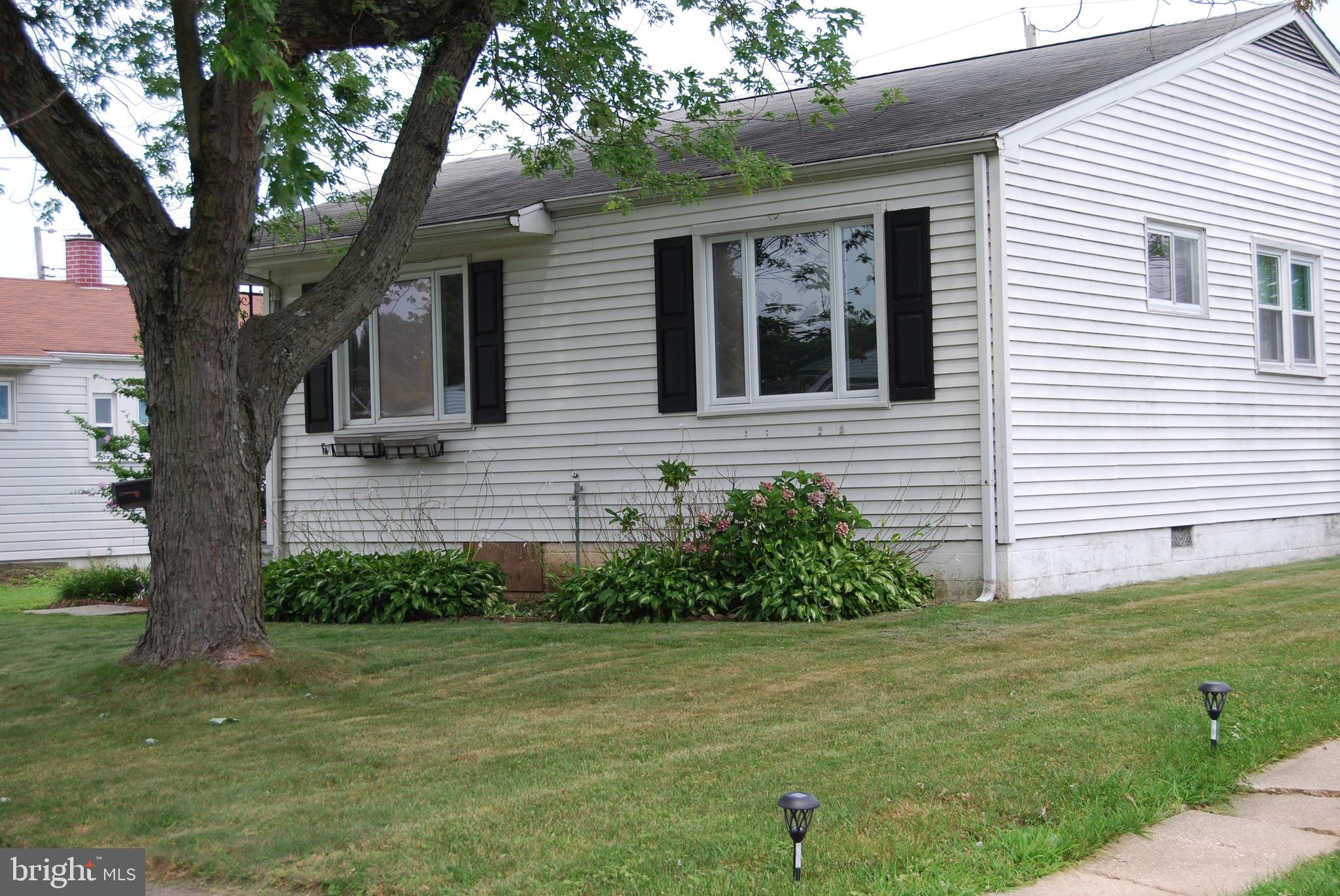 908 Homberg Avenue Baltimore, MD 21221 - Photo 4 of 31 a front view of a house with garden