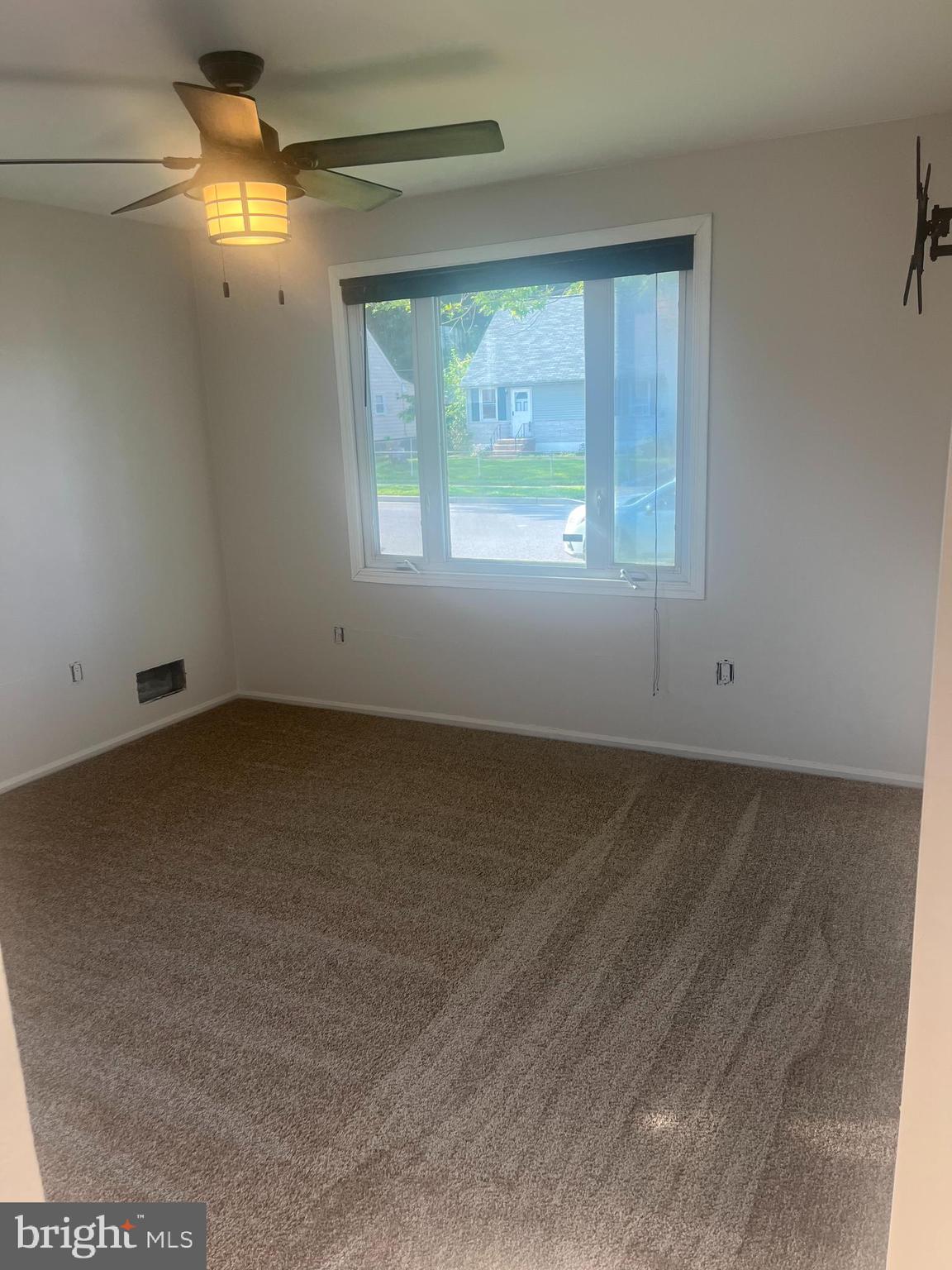 908 Homberg Avenue Baltimore, MD 21221 - Photo 9 of 31 an empty room with a window