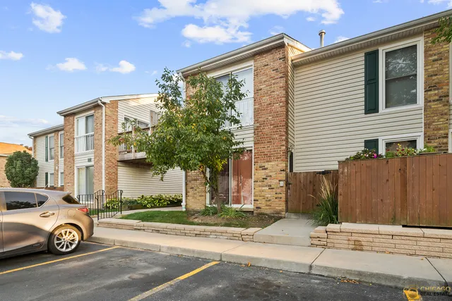 $212,500 | 1977 Kenilworth Circle, Unit D, Hoffman Estates, IL 60169