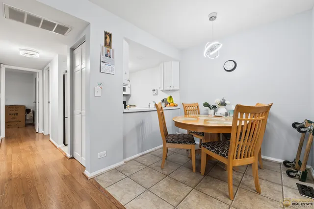 $212,500 | 1977 Kenilworth Circle, Unit D, Hoffman Estates, IL 60169