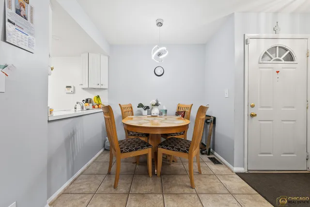 $212,500 | 1977 Kenilworth Circle, Unit D, Hoffman Estates, IL 60169