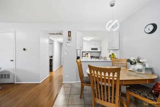 $212,500 | 1977 Kenilworth Circle, Unit D, Hoffman Estates, IL 60169