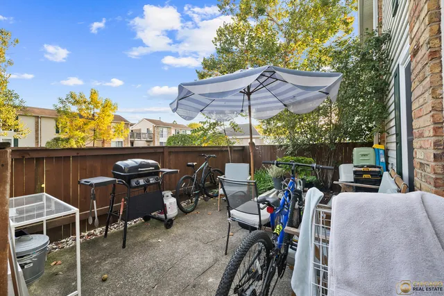 $212,500 | 1977 Kenilworth Circle, Unit D, Hoffman Estates, IL 60169