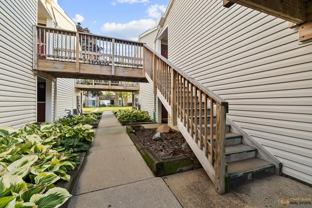 $212,500 | 1977 Kenilworth Circle, Unit D, Hoffman Estates, IL 60169