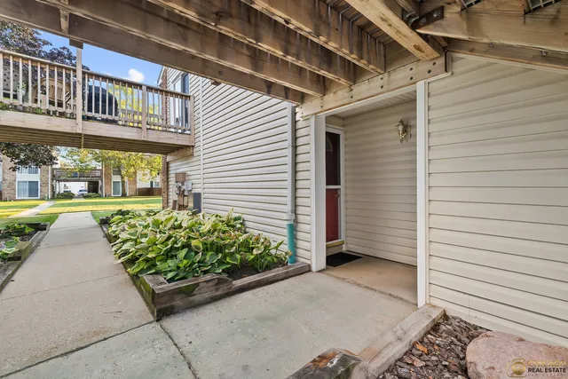 $212,500 | 1977 Kenilworth Circle, Unit D, Hoffman Estates, IL 60169