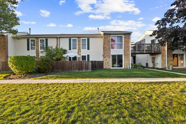 $212,500 | 1977 Kenilworth Circle, Unit D, Hoffman Estates, IL 60169