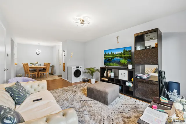 $212,500 | 1977 Kenilworth Circle, Unit D, Hoffman Estates, IL 60169