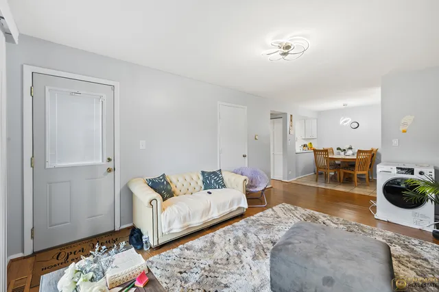 $212,500 | 1977 Kenilworth Circle, Unit D, Hoffman Estates, IL 60169