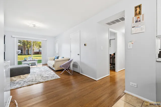 $212,500 | 1977 Kenilworth Circle, Unit D, Hoffman Estates, IL 60169