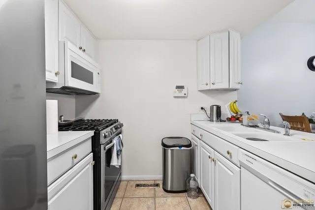 $212,500 | 1977 Kenilworth Circle, Unit D, Hoffman Estates, IL 60169