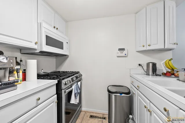 $212,500 | 1977 Kenilworth Circle, Unit D, Hoffman Estates, IL 60169